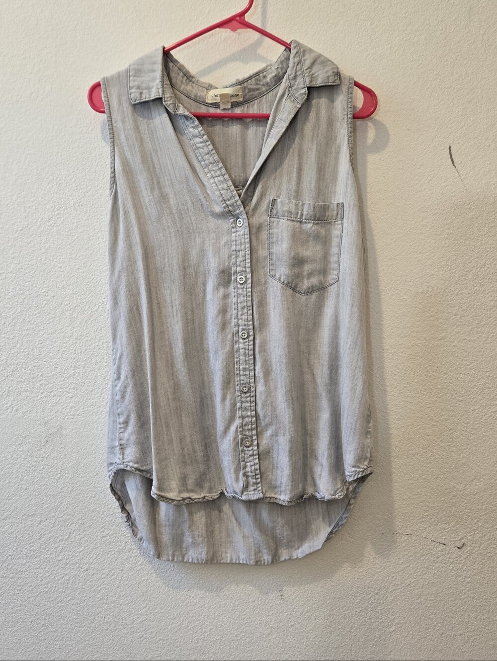 Cloth and Stone Sleeveless Button-Front Chambray Top - Light Gray
